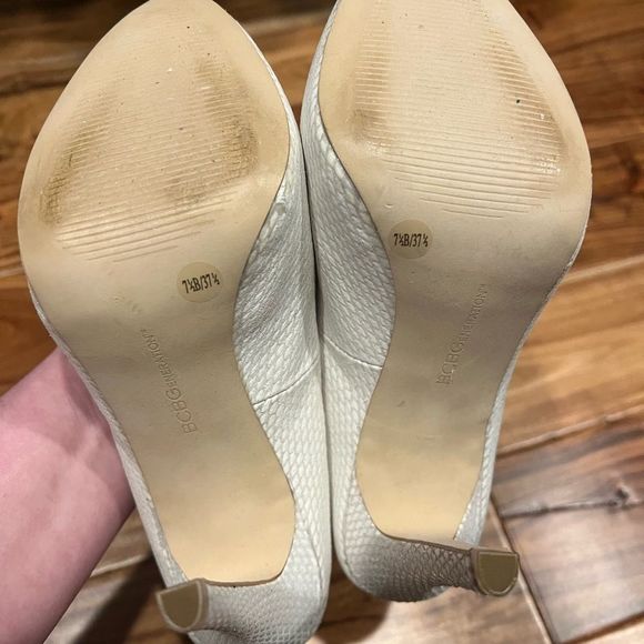 EUC! BCBGeneration White Snake Heels 7.5 - Picture 4 of 5